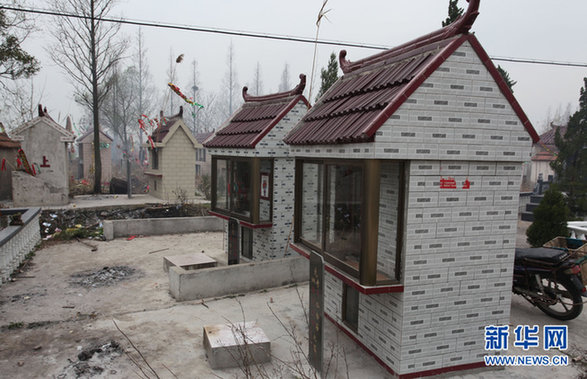 江蘇如東：遠(yuǎn)看似豪華別墅 近看方知是墳?zāi)? style=