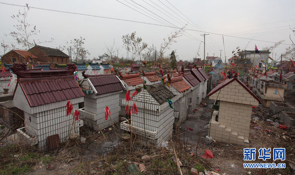 江蘇如東：遠(yuǎn)看似豪華別墅 近看方知是墳?zāi)? style=