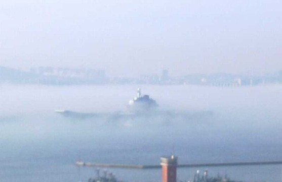 中國航母平臺完成11天海試 霧中歸航