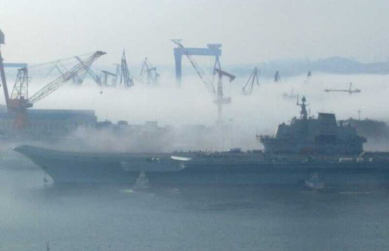 中國航母平臺完成11天海試 霧中歸航