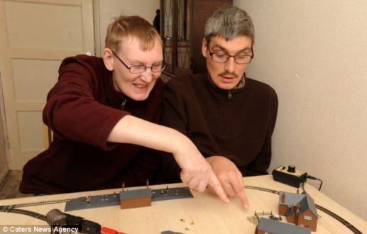 英國中年兄弟患罕見病癥 “返老還童”如電影