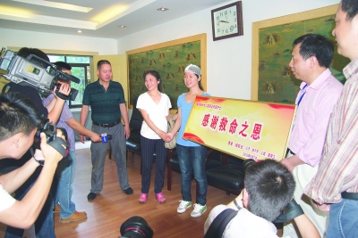 “最美護(hù)士”何遙的美麗瞬間 組圖