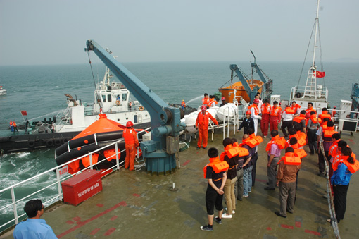 煙臺舉行海上搜救演習