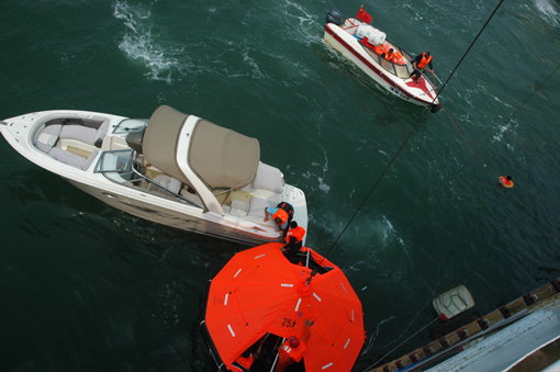 煙臺舉行海上搜救演習
