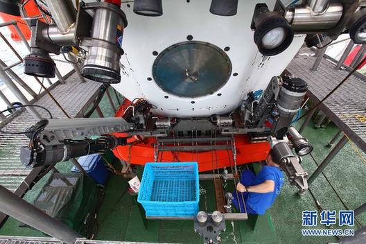 “蛟龍”號(hào)做好下潛準(zhǔn)備