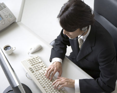 上班族埋頭工作警惕“低頭綜合癥”