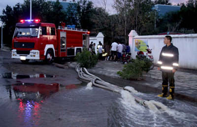 克拉瑪依遭遇暴雨襲擊 消防官兵緊急疏散300戶居民安全轉移