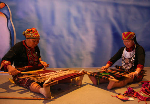 海南非物質文化遺產黎錦織繡“靚”相麗水世博