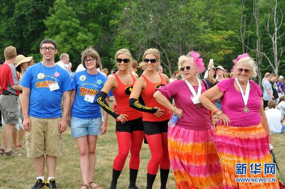 世界各地?cái)?shù)千名雙胞胎齊聚美國(guó)特溫斯堡