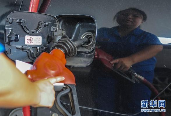 國內汽柴油價格10日起每升上漲約3毛錢