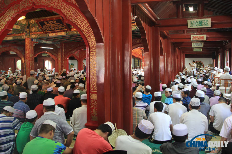 北京牛街清真寺舉行開齋節禮拜