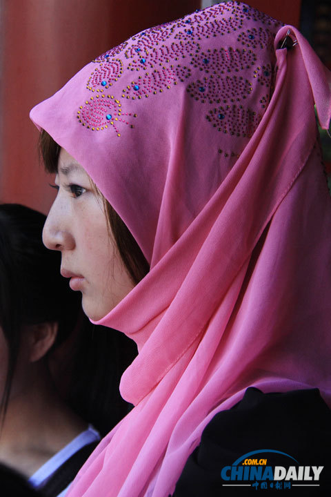 北京牛街清真寺舉行開齋節禮拜