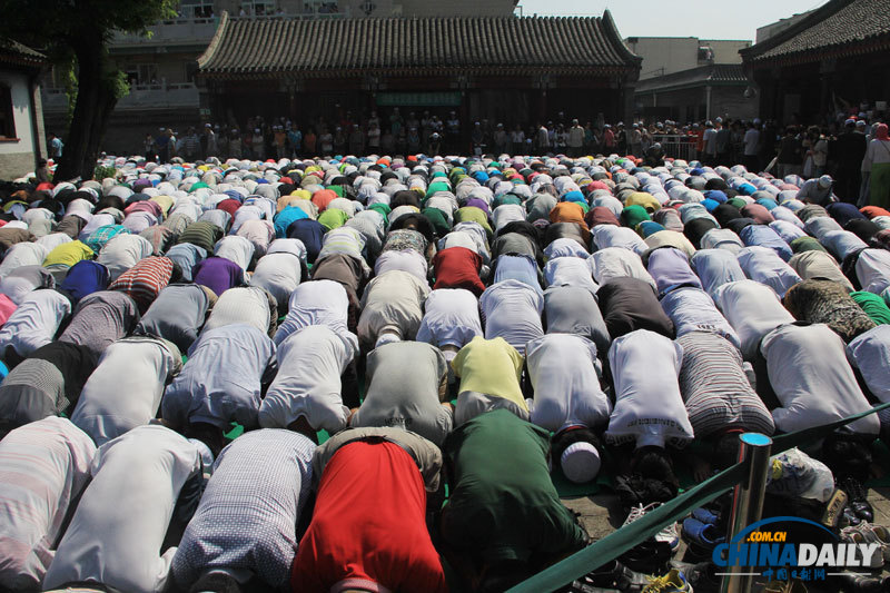 北京牛街清真寺舉行開齋節禮拜