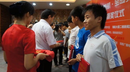 海航40萬(wàn)助海南70余名學(xué)子圓大學(xué)夢(mèng)