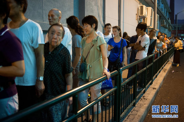 千余人排長龍 協和掛號再出新規