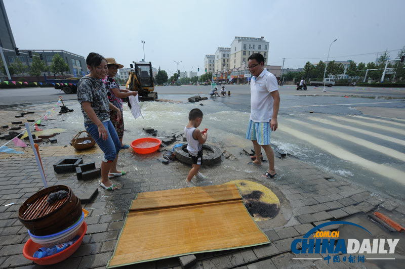 安徽合肥：水管爆裂 居民街頭“蹭水”洗衣洗車