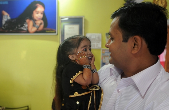 世界最矮男性女性首次相遇 為吉尼斯世界紀錄做宣傳