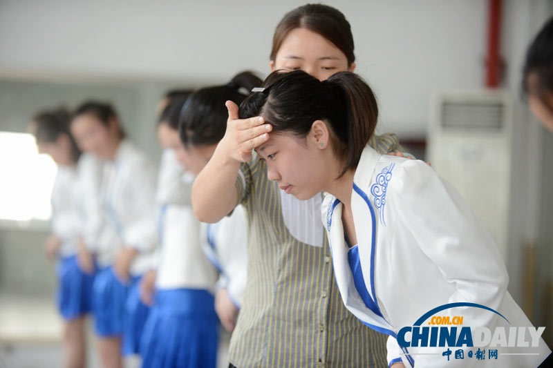 江蘇揚州：90后新生入學“美麗訓練”