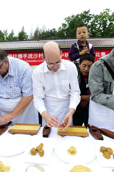 泉眼鎮舉辦第一屆中秋打月餅比賽