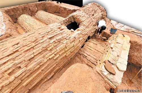 廣州發現完整東漢磚室墓 成年人可自由穿行(圖)