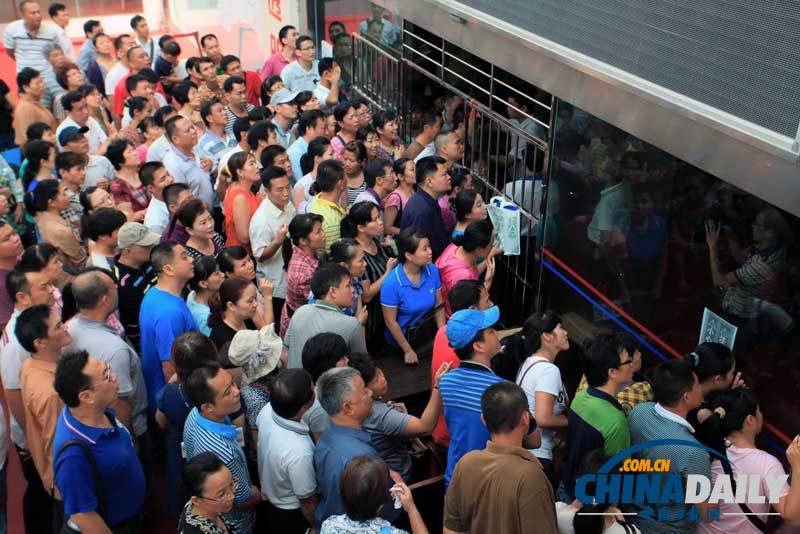 今年海口第二次經(jīng)濟(jì)適用房配售搖號 現(xiàn)場人滿為患