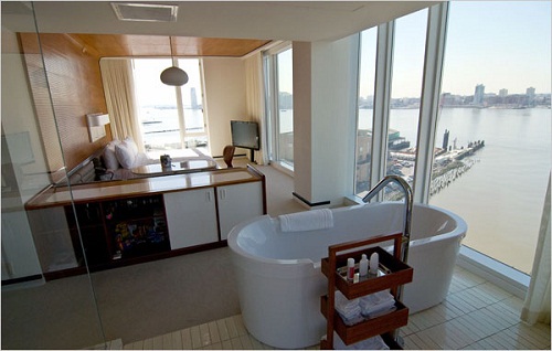 國外酒店裝透明玻璃 客人如廁路人一覽無余(圖)