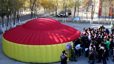 克拉瑪依疆內初中班：“體驗屋”內練逃生