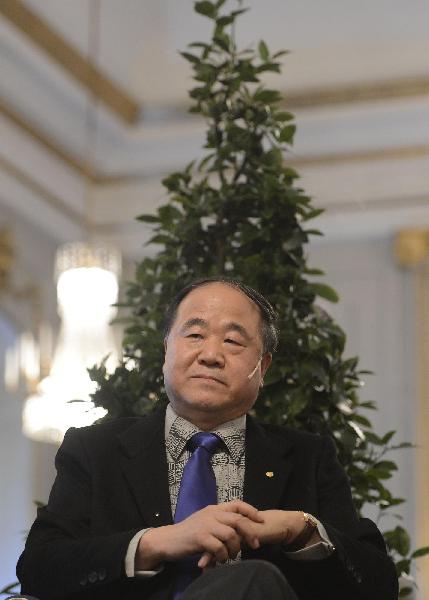 莫言抵達斯德哥爾摩并舉行新聞發布會