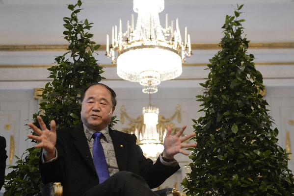 莫言抵達斯德哥爾摩并舉行新聞發(fā)布會