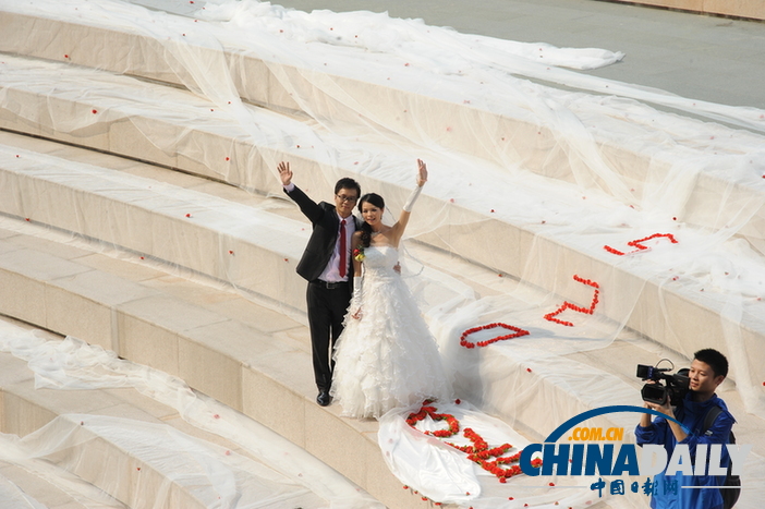 南寧一對(duì)新人為婚禮自制520米長婚紗