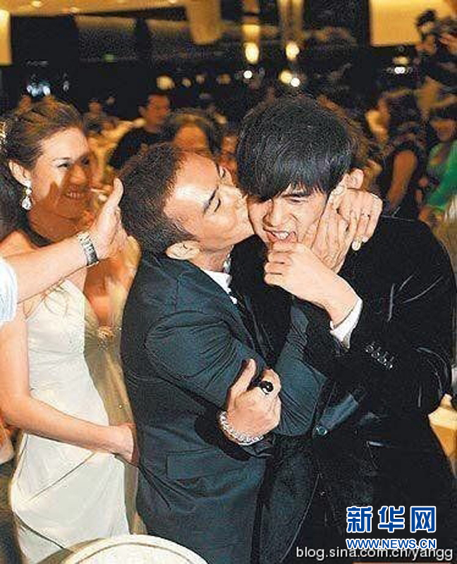 黃曉明“斷背” 初吻余文樂(lè) 盤(pán)點(diǎn)明星男男激吻照