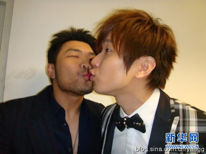 黃曉明“斷背” 初吻余文樂 盤點明星男男激吻照