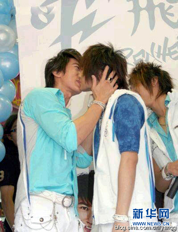 黃曉明“斷背” 初吻余文樂 盤點(diǎn)明星男男激吻照