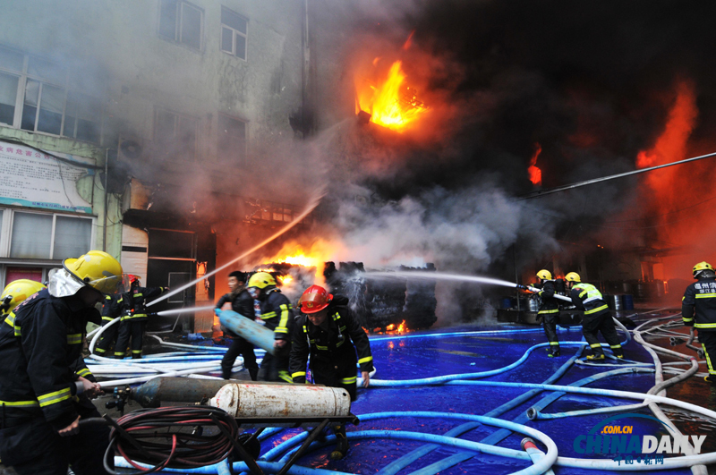 浙江溫州一皮革廠發(fā)生火災(zāi) 現(xiàn)場傳出陣陣爆炸聲