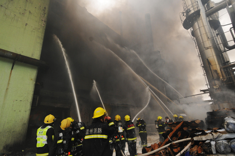 浙江溫州一皮革廠發生火災 現場傳出陣陣爆炸聲