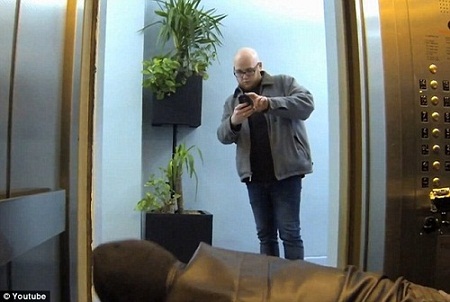 電梯上演“兇殺案” 目擊者反應(yīng)跌破眼鏡(組圖)