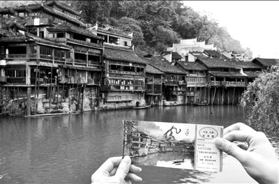 鳳凰古城收門票引質(zhì)疑 游客稱強制消費變相漲價