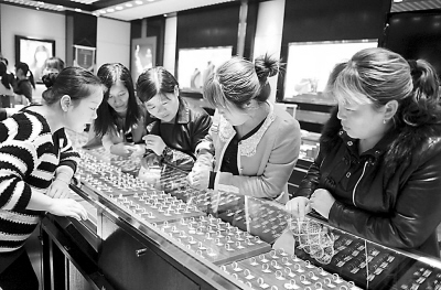 金價暴跌為何還敢成箱買？