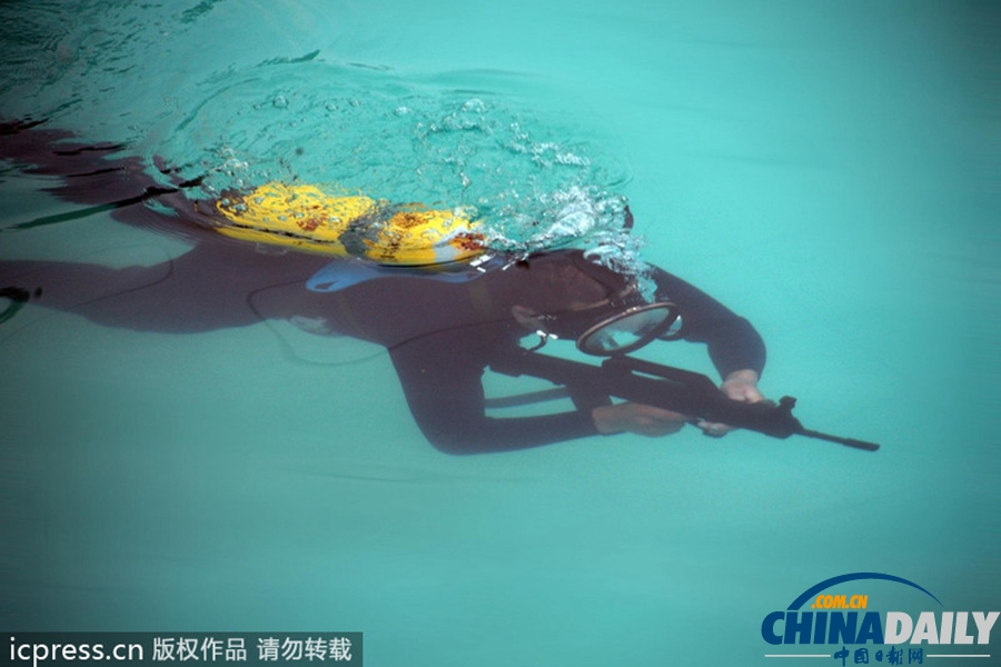 成都軍區(qū)戰(zhàn)士舉行水下演習(xí) 陌生水域磨利劍