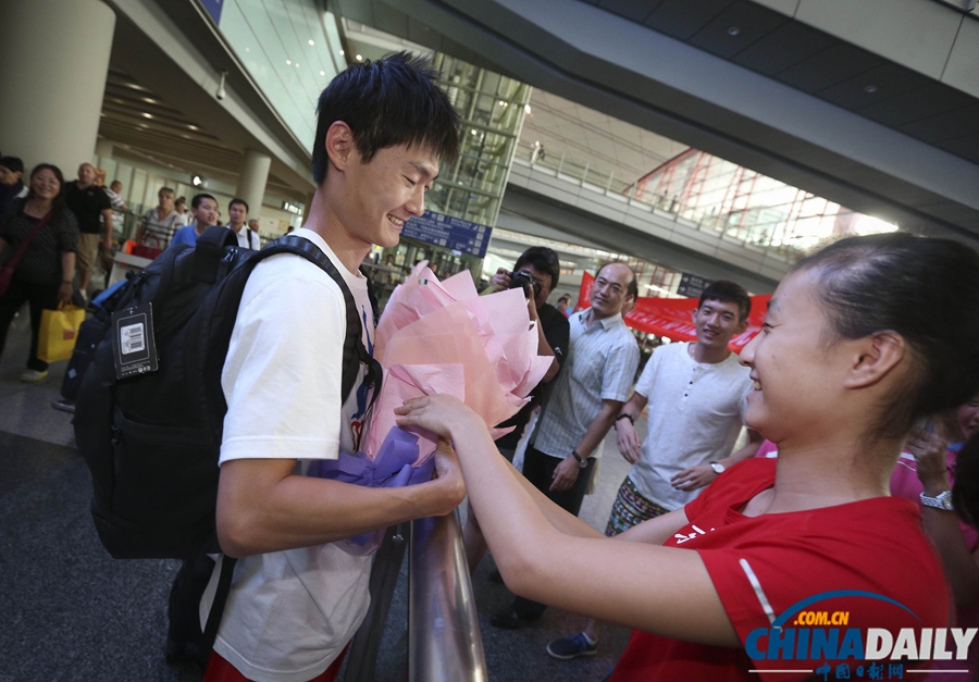 北京：張培萌莫斯科載譽歸來 獲贈鮮花笑容滿面