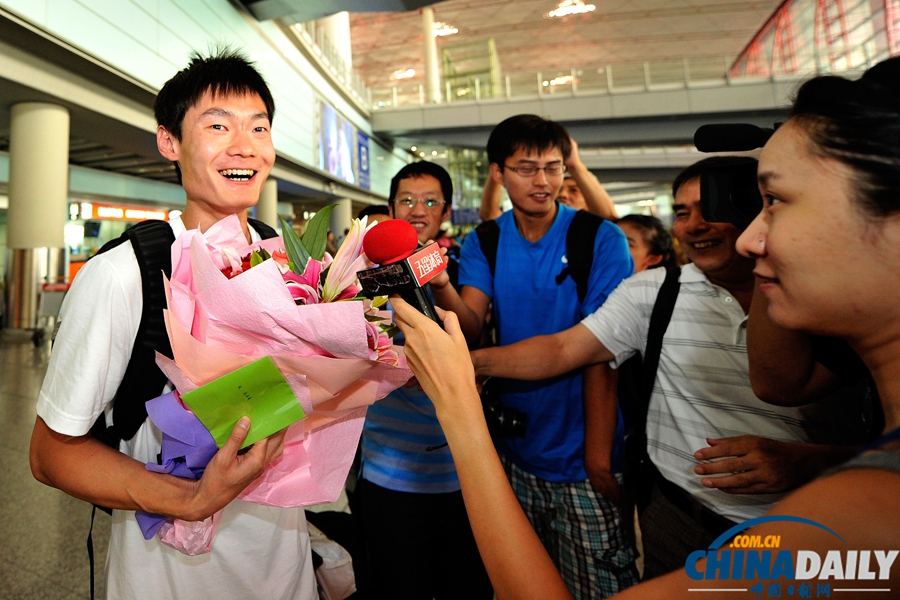 北京：張培萌莫斯科載譽歸來 獲贈鮮花笑容滿面