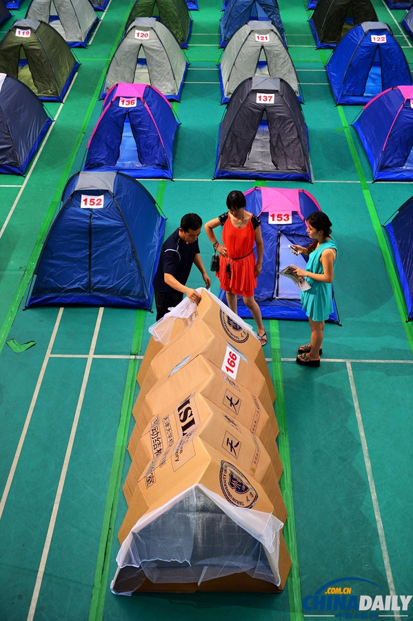 天津大學“帳篷村”迎來新生家長入住 享受洗浴生活保障