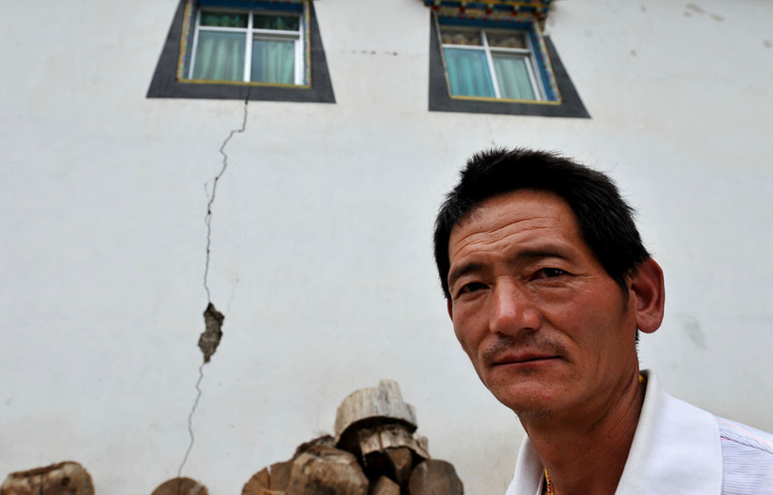 高清：川滇交界發(fā)生5.1級(jí)地震 迪慶消防官兵徒步挺進(jìn)災(zāi)區(qū)救援