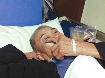 四川內(nèi)江警察醉打菜農(nóng) 涉嫌犯罪已被刑事拘留