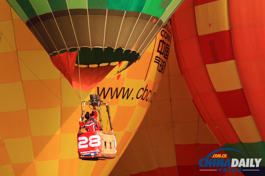全國熱氣球精英賽紅安上演尖峰時(shí)刻 “功夫熊貓”吸引眼球
