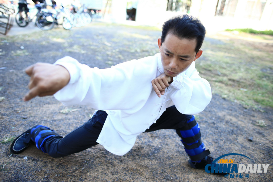 海南驚現椰子樹上練武功“神人”