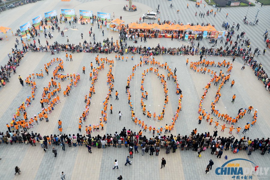 南京舉辦“迎青奧”千人輪滑接龍展示活動(dòng)