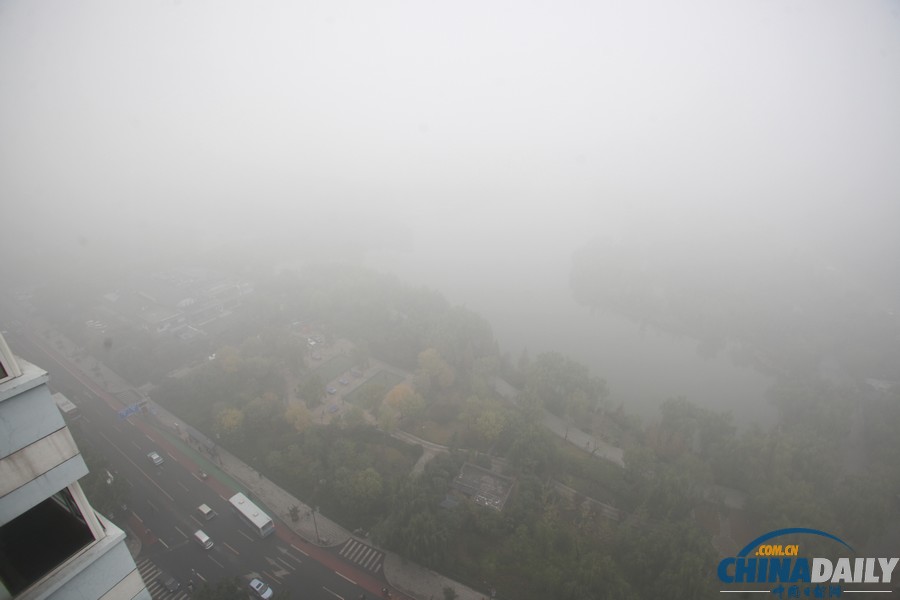 全國多地遭遇霧霾 大明湖成“白紙”一張