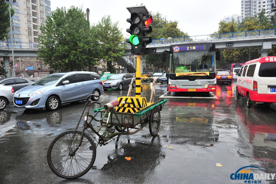 紅綠燈“坐”三輪車街頭執勤