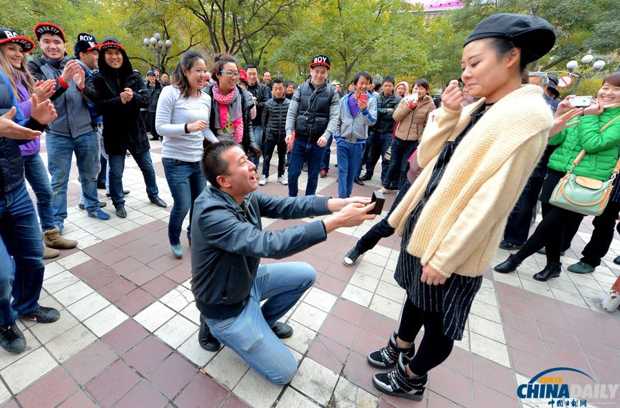 蘭州男子光棍節“快閃”求婚成功